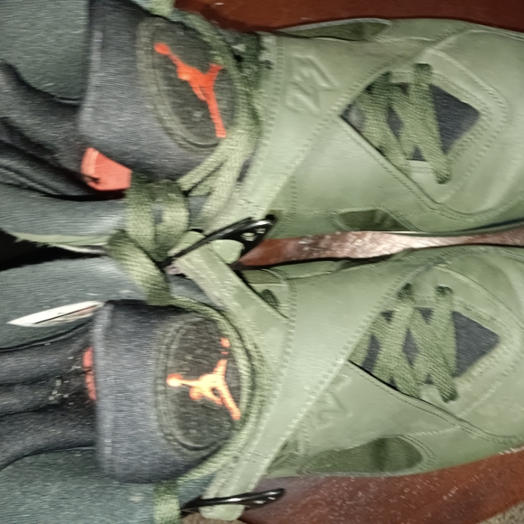 Jordan Green Sneakers with Iconic Jumpman Logo - Picture 3 of 6